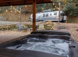 Airstream w Bathtub, River, & Hot Tub