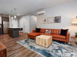 Luxury Apartment with Gym, Steps From Commuter Rail #2009, hotel in Reading