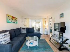 Classic Beachside Escape - 1 Min Walk to Beach