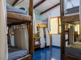 Tropical Camas Surf House, hotel a Pochotal