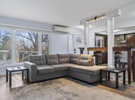 Cozy 3BR Downtown Fredericton Home with Parking, hotel in Fredericton
