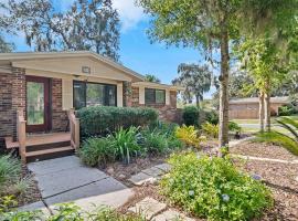 Shady Oaks - Breezy retreat w patio & beach access, hotel en Jacksonville Beach