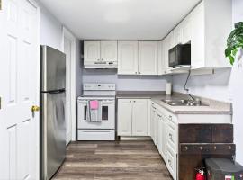 Cozy 2-BR Abby's Lodge in Downtown Fredericton, hytte i Fredericton