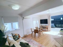 Five Olives Holiday House - 350m to beach, hotel in Orewa