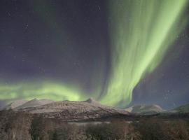 9 person holiday home in Øverbygd, ξενοδοχείο σε Skjold