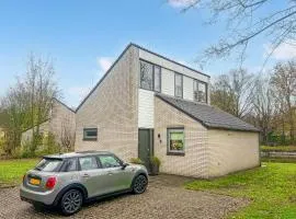 Cozy Home In Hoeven With Wifi