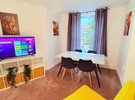 LUXURY 3 BED FLAT for 8 people close to Chelsea Stadium 5 min from the main station