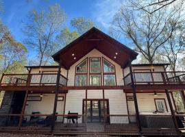 The Gorgeous New Skyfall Cabin Sleeps 10 in Style!, hotel a Broken Bow