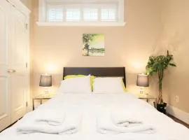 Luxury Room in Homestay Steps from Mall & Skytrain