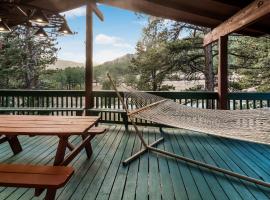 Cozy Mountain Home with Great Views, Deck & WiFi, hôtel à Lyons