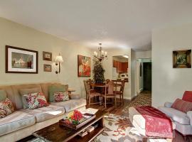 Downtown Redmond Townhouse by Stay Rested, hotel din Redmond