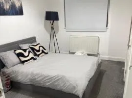 Cosy Double room in house available with shared bathroom