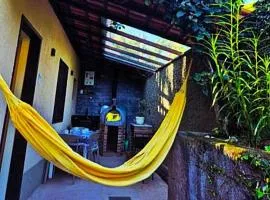 Recanto de Itaipava - casa com forno de pizza a lenha, churrasqueira, pet friendly, equipada para até 6 pessoas, em meio à Natureza e próxima ao centro do bairro