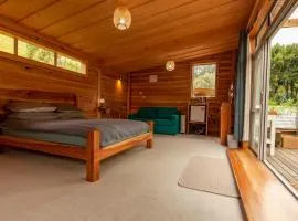 Sub-Tropical Paradise Retreat Willow Creek Cabin with Access to Sauna