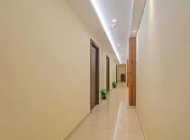 Super Townhouse Centre Point Inn Near Esplanade Metro Station