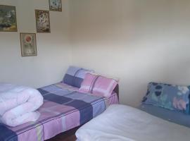 Yellow Farm House &Resort, hotel a Bākhri Kharka