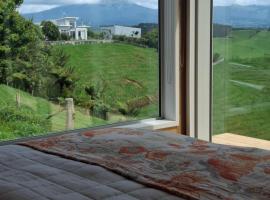 Little Hurst House - Escape the Ordinary，Inglewood的附設泳池的飯店