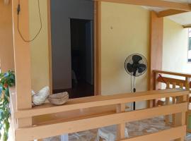 Yellow House Port Barton، فندق في سان فيسنتي