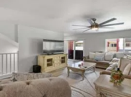 Newly Luxury Condo Oasis