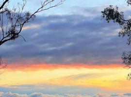 Tranquil Hideaway in Mudgeeraba - Fully Fenced, Hotel in Gold Coast