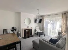 Entire 2 bed apartment - Up to 4 guest - 10 min from station & town centre