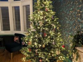 Gorwel is an Art Deco 1930s villa with sea views, hotel v destinaci Deganwy