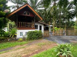 บ้านเพื่อนโฮมสเตย์ เขาพนม, hotel in Ban Thap Phon