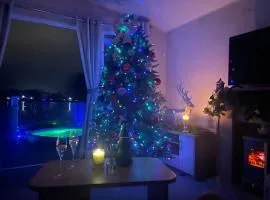 Lakeside Bliss with Fishing Peg and Hot Tub