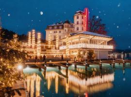 Hotel Schloss Seefels, hotel with hot tubs in Pörtschach am Wörthersee