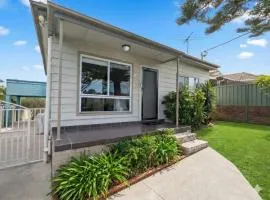 Huge 3Bed House and Backyard & 4 Car Park spaces and Near Parramatta