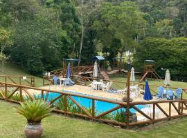 Chalé com vista deslumbrante, hotel in Teresópolis