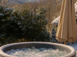 Polana Słowikowa 5 star- domek w górach z jacuzzi, sauna,basen,ogród z lasem, kominek i narty, hotel in Stróża