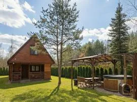 Całoroczny, drewniany domek przy lesie