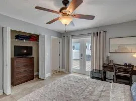 Toes in the Sand - Deck & King Bed