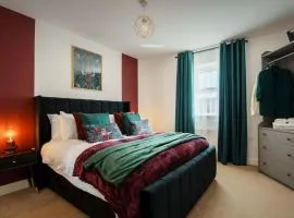 Large 4BR House Leeds, Contractor Friendly