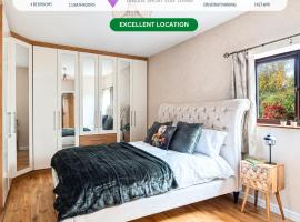 Meadow House with Driveway Parking, Spacious Garden, Fast Wifi and Smart TVs by Yoko Property, khách sạn ở Maidenhead