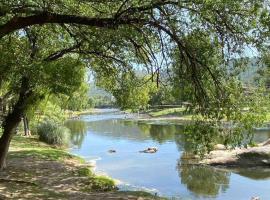 Casa Raíz para 4 personas frente al río, παραλιακό ξενοδοχείο σε Santa Rosa de Calamuchita