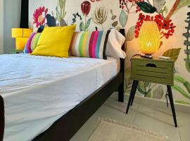 APARTAMENTOS a una calle de la PLAYA Y MALECÓN SALINAS, hotel a Salinas