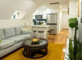 Breezy 3BR Boston Apt - Bathtub, Parking, TV, Walk to Train 803