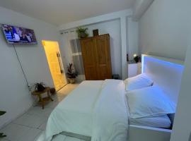 Chambre double, hotel in Mbour