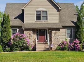 Home in Mount Pocono - Sauna & Lakefront, Hotel in Pocono Summit