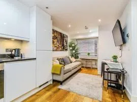 New 1 Bed Apartment 12 mins to Central London and Gatwick Airport