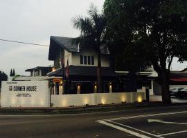The Corner House, hotel in Pontian Kecil