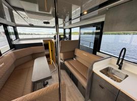 Yacht als Wohnung zu vermieten Hausboot direkt Tempelhofer Hafen, Hotel in Berlin