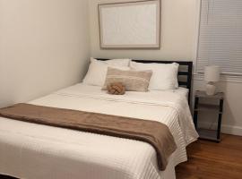 Bright 2BR and1BA Home Near Old Town, Metro, Airport and Potomac Yard, hotel in Alexandria