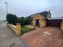 Spacious Two King Bedroom Stay Near M1 Walk to Leagrave Station Direct Trains to London