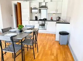 York City Centre 2 Bed Flat with Views - Steps from Christmas Market