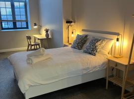 Chic Mill conversion beside Piece Hall & Eureka!, hotel di Halifax