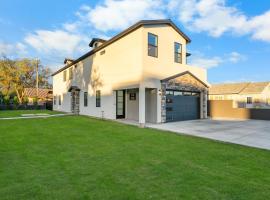 Brand new, beautiful home in the heart of Tempe, khách sạn ở Tempe