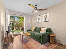 Casa Aloha Designer Condo w Oceanfront Pool, hotel a Kailua-Kona